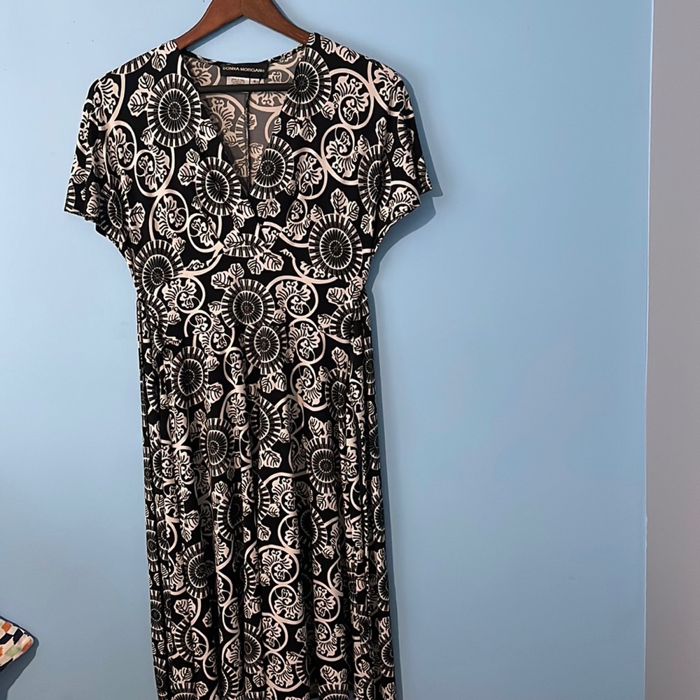 Donna Morgan beautiful black and white dress size 6